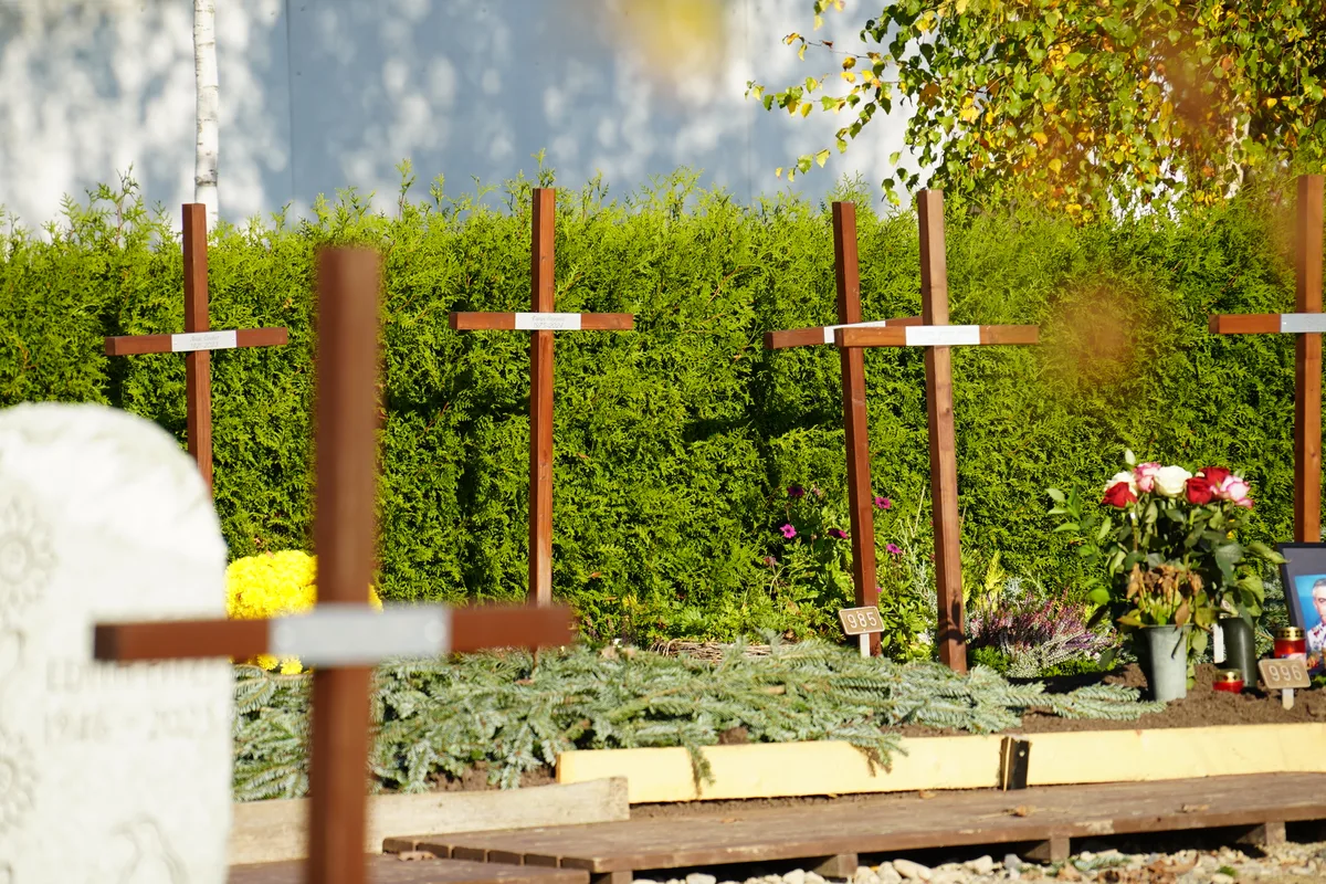 Grabkreuze auf dem Friedhof Wetzikon